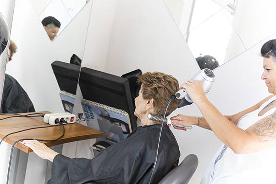 Bien-être des personnes âgées avec notre service coiffure à Lyon 7