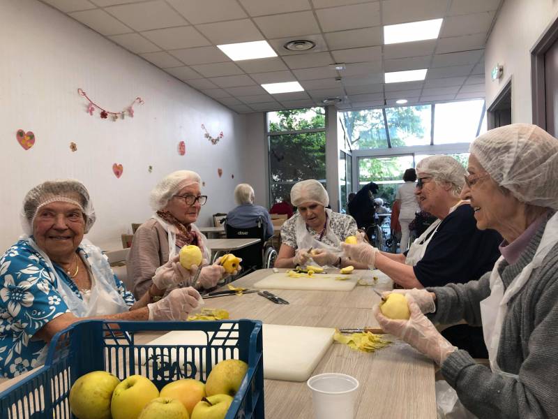 Atelier cuisine pour les résidents à la maison de retraite résidence Atlantis à Lyon 69